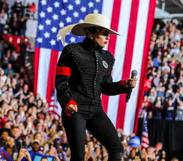 lady gaga, náci, egyenruha, huszárruha, twitter, náci kabát, hillary clinton, elnökválasztás, michael jackson