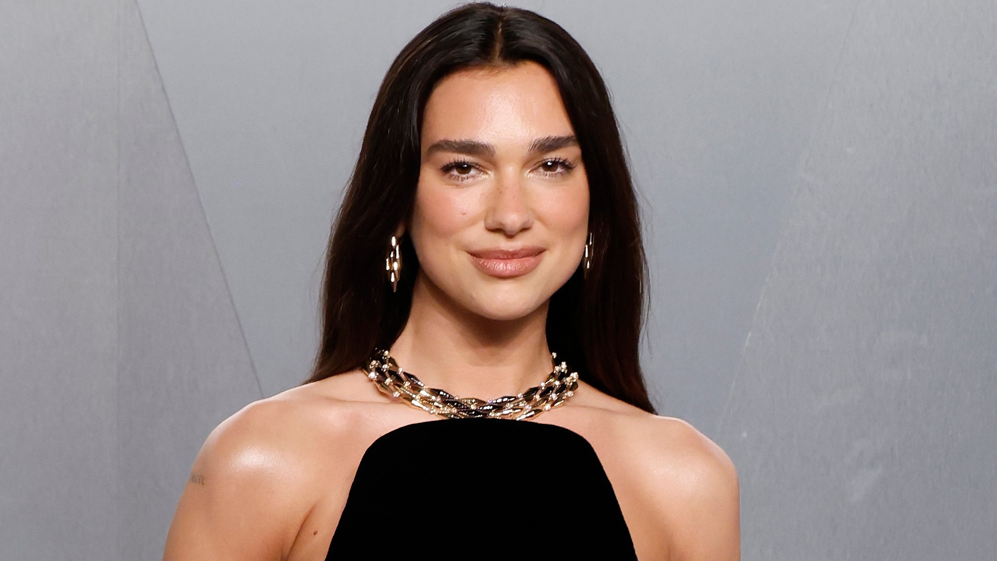 Dua Lipa pucérfelsőjénél rég láttunk izgalmasabbat, csupán gombok takarják az énekesnő testét