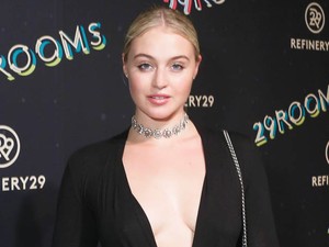 A zsúfolt metrón vetkőzött le ez a lány, de nem hiába tette