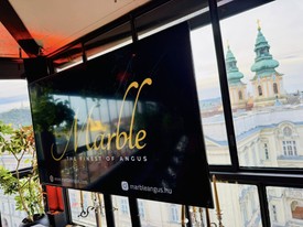 A Marble- Finest Angus romániai cég a legfinomabb, prémius marhahúsokat kínálja, eúttal Jean-Pierre Vigato sztárséf főzött belőle egy lélegzetelállító menüsort