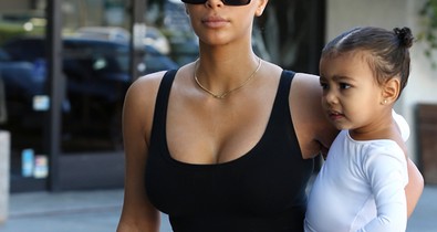 Eddig tartott Kim Kardashian szőkesége