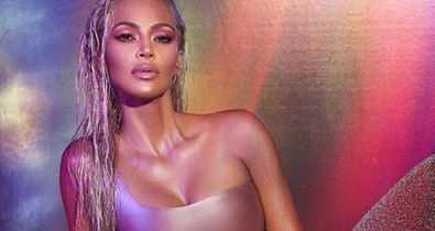 Mi ez a furcsa nyak implantátum, amit Kim Kardashian ékszerként visel?