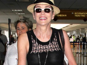 Sharon Stone 58 évesen is büszkén villantja a melleit