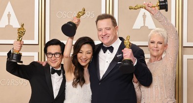 Brendan Fraser könnyeivel küszködve vette át az Oscar-díjat, a Minden, mindenhol, mindenkor megérdemelten verte rommá a mezőnyt