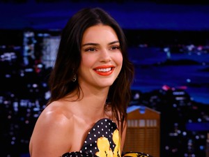 Eláll a szavad! Kendall Jenner egy szál bikiniben a sípályán