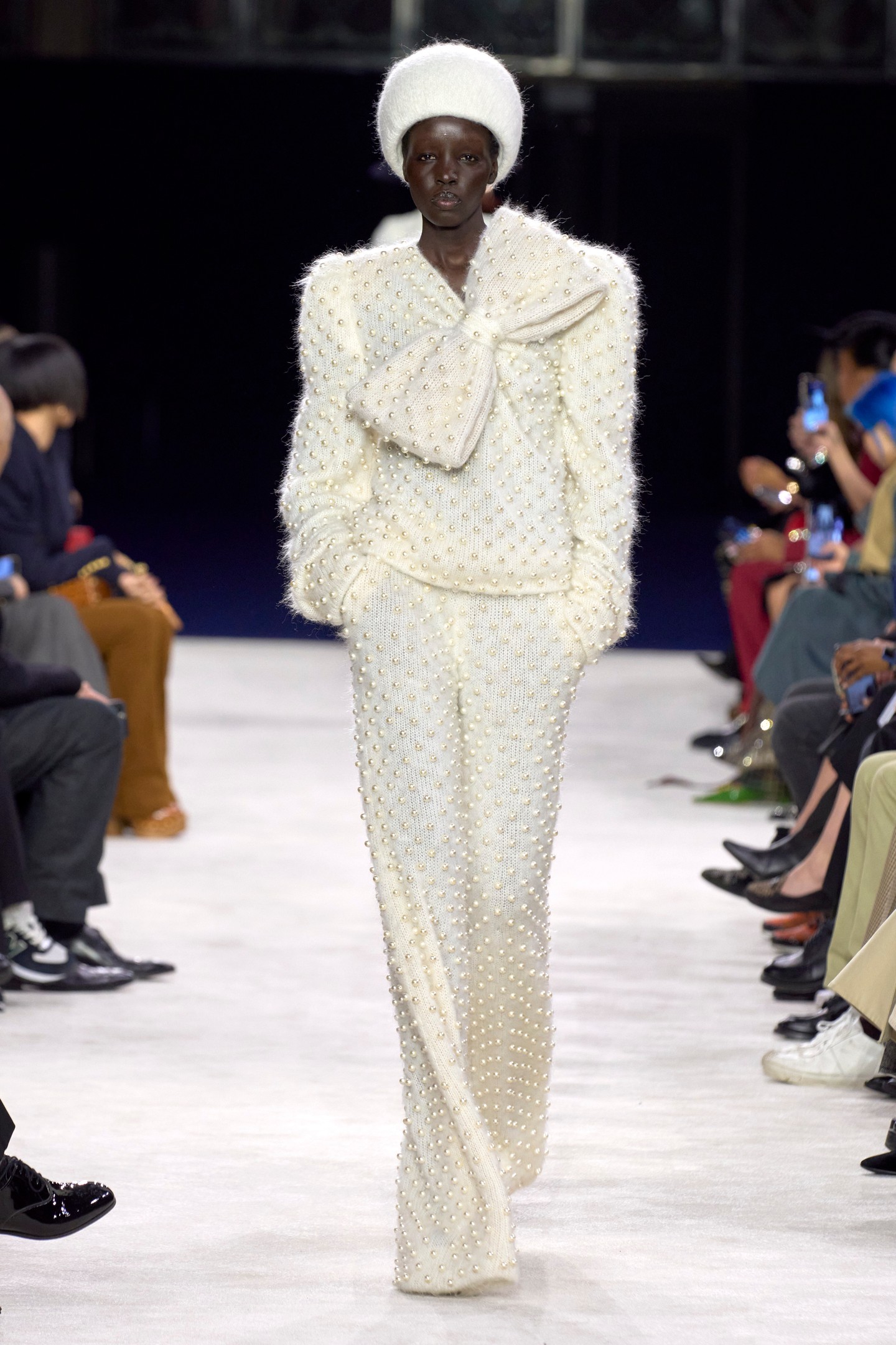 Balmain FW23 – Masnik minden mennyiségben. Legyenek aprók vagy éppen túlméretezettek, a hajunkban vagy a felsőnkön, garantáltan fel fogják dobni a szürkülő hétköznapokat!