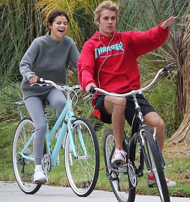 Justin Bieber csak arra vár, hogy Selena kimondja: hivatalosan is járnak!
