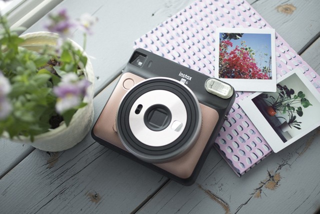 A világ igenis négyszögletű! Megérkezett a Fujifilm Instax új Square SQ6 kamerája