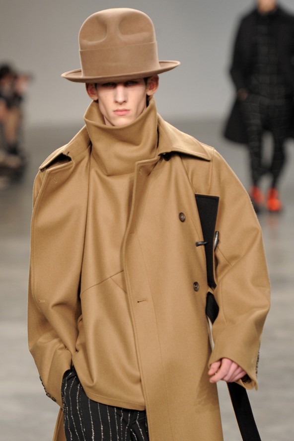 Cseke Botond (@Icon) nyitotta a Galliano show-t