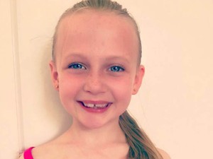 Ez a 8 éves kislány teljesen kiakadt a gyerekruhákon, a kritikája zseniális