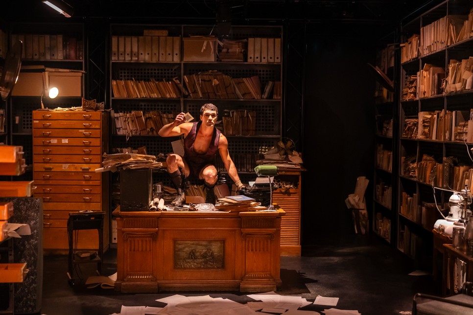 Minden szoba új világ: rozsdás konténerváros, isteni szentélyek, kémiai labor és fülledt bár között bolyong a néző