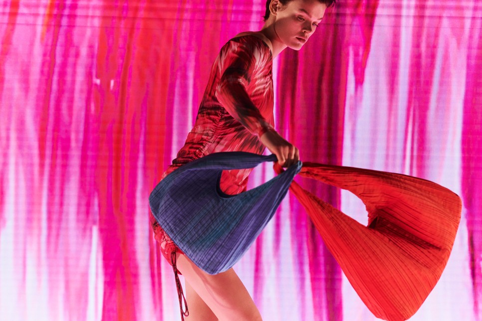 A színes, krepp anyagból készült táska jó befektetés lesz, mert azonnal feldobja a megjelenésed