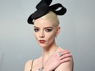 Anya Taylor-Joy melltartó nélkül viselt pucérruhát, csak úgy ordít a szettjéből a meztelenség