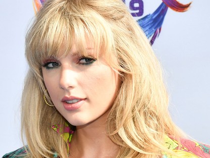 Taylor Swift szuper szexi sortban érkezett a Teen Choice gálára, eljegyzési gyűrűnek nyoma sincs