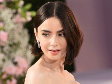 Lily Collins pucérruhájától eláll a lélegzeted, arcpirítóan merész darabot vállalt be