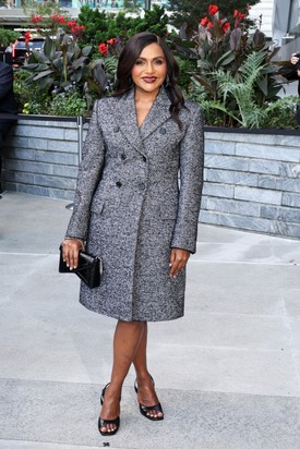 Mindy Kaling színésznő egy szürke szettben pompázott