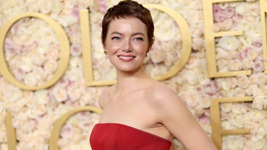 Emma Stone a világ legpraktikusabb ruhájában lépett vörös szőnyegre: ennyire csodás popcorntartót még sosem láttunk