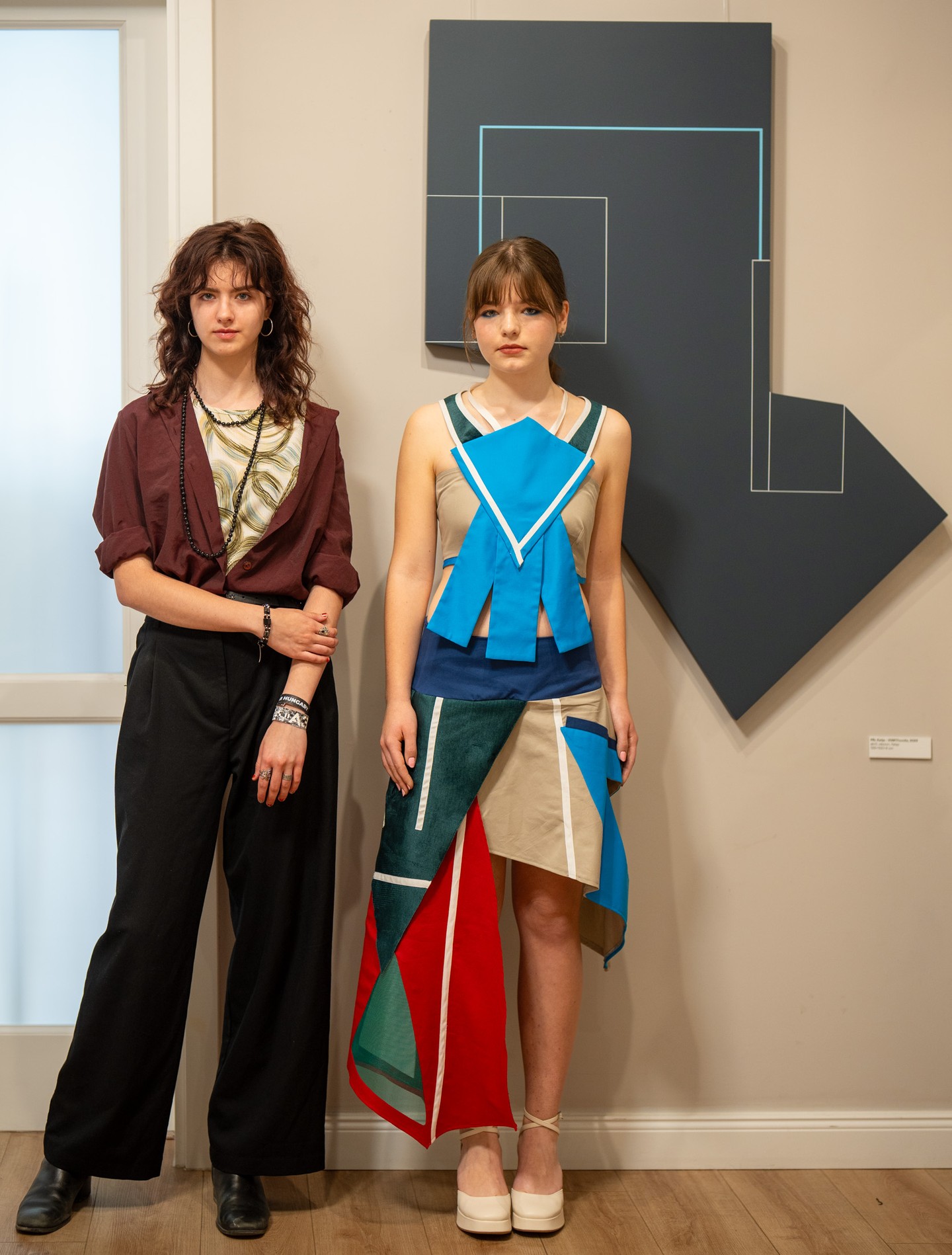 Kulcsár Emese kreációja Pál Katja alkotása előtt