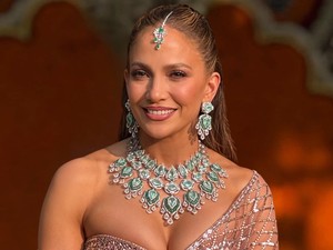 Jennifer Lopez élete legszebb ruhájában szabadította fel a melleit, a dekoltázsa láttán azonnal zavarba jössz