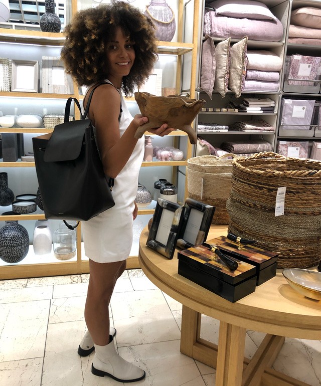 Bianca minimalista szettben indult a beszerző körútra