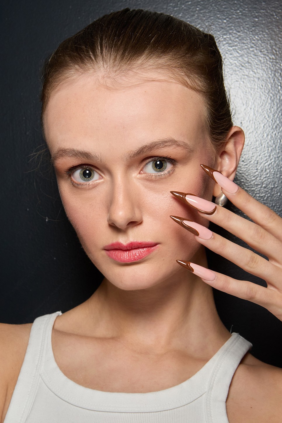 Az éles köröm nemcsak a formája miatt lesz népszerű, hanem hossza is lehetővé teszi, hogy szabadon engedd és megvalósítsd kreatív ötleteid