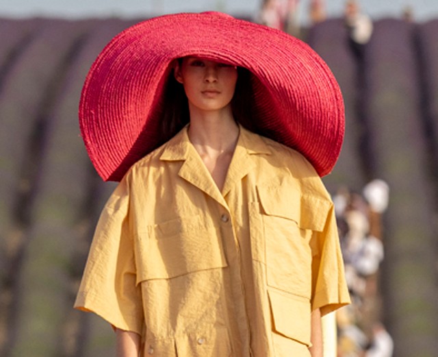 Orgazmus a szemnek: Levendulamezőn rendezték a divatbemutatót, a végeredmény lélegzetelállító lett