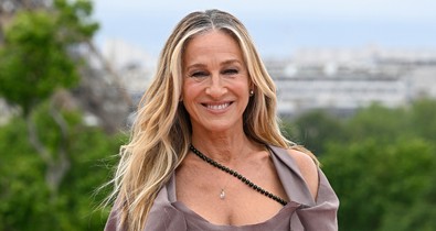 Sarah Jessica Parker a világ legszebb Dior ruhájában érkezett az És egyszer csak... 3. évadának premierjére