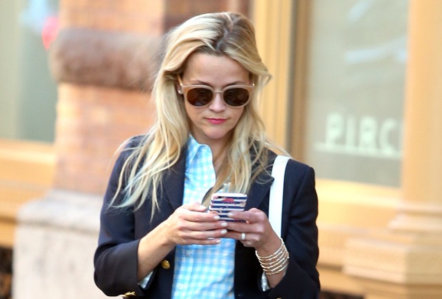 reese witherspoon, utcai stílus, street style, öltözködés, nadrág