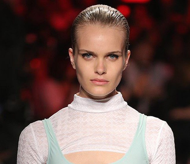 Hárommellű modellek borzolták a kedélyeket a milánói divathéten