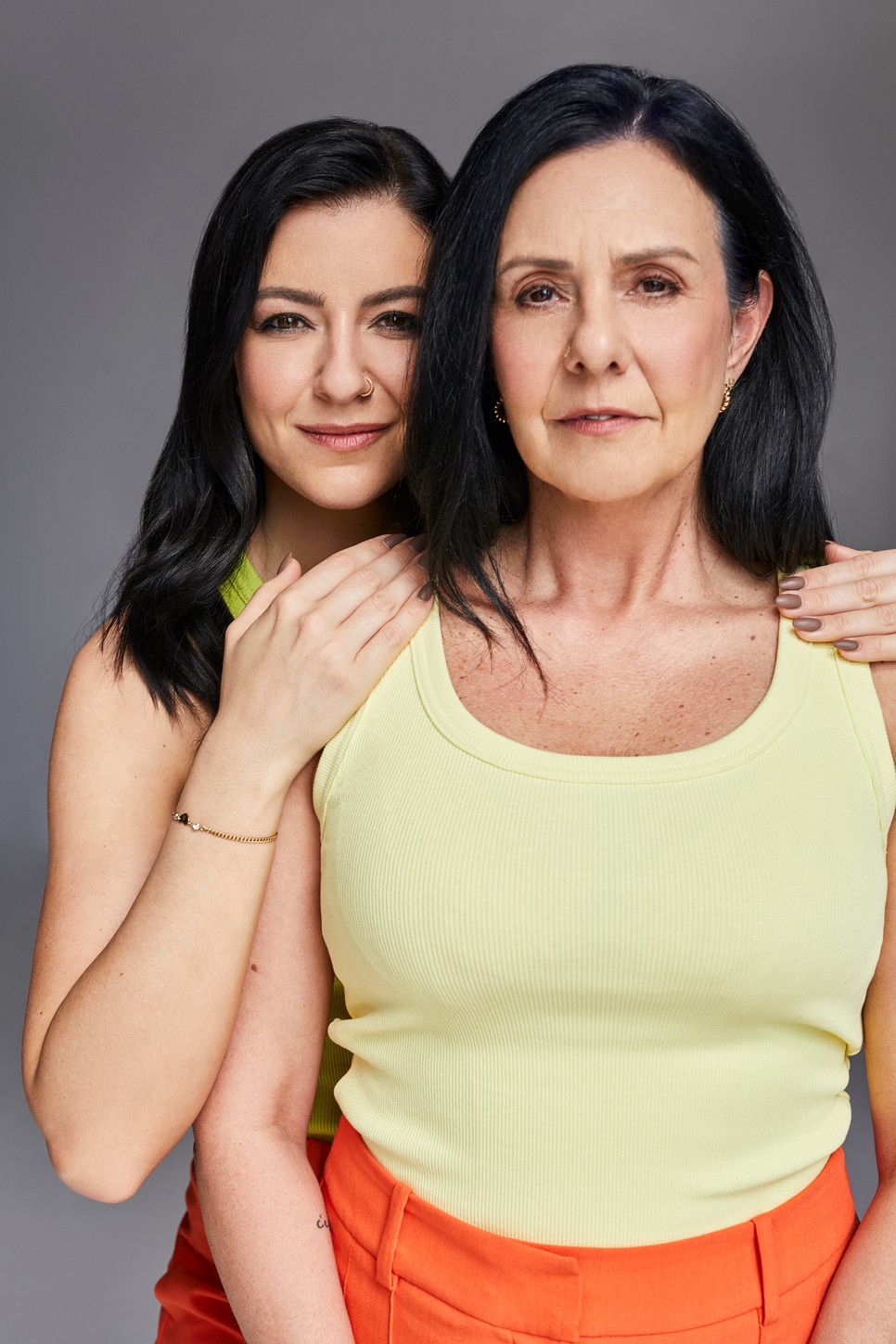 Stana Alexandra és anyukája - Alexandra Selyem top és nadrág HUGO-Van Graaf,  Ezüst fülbevaló THOMAS SABO - Ildikó Nadrág C&A, Top COS