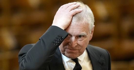 Szabadulása óta először kapták lencsevégre András volt herceget, ilyen állapotban van most Károly király kegyvesztett öccse 