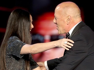 Az 55 éves Demi Moore tényleg MELLTARTÓ NÉLKÜL ment el megszívatni Bruce Willist