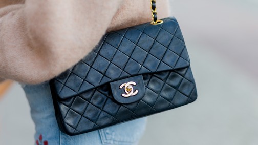 Így lettek világhírűek a Chanel táskák: minden, amit a sikertörténetükről tudnod kell