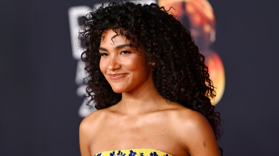 Olivia Dean mindössze 27 éves, de a világ már a lábai előtt hever