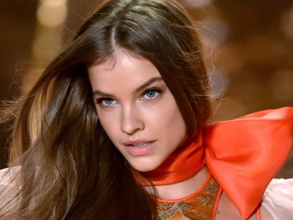 Palvin Barbi apró bikiniben kíván nagyon szexi karácsonyt mindenkinek