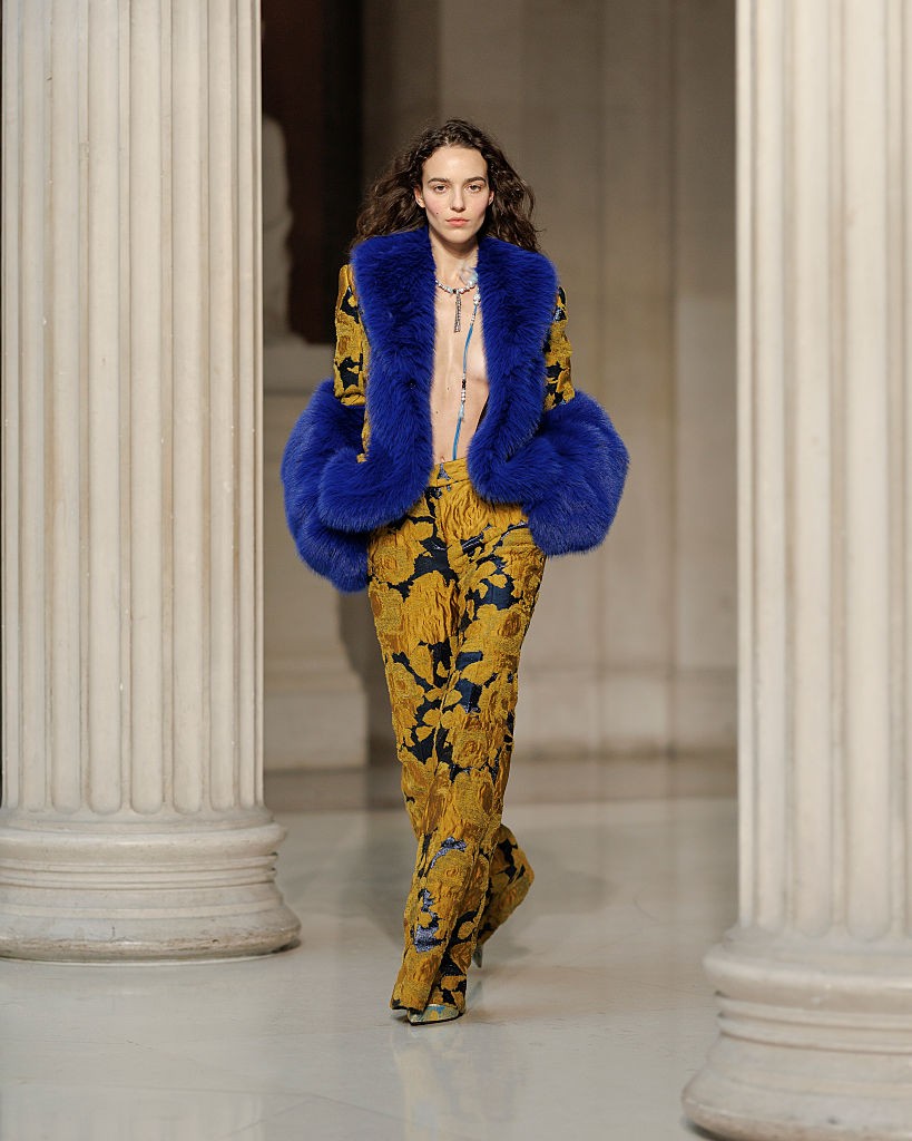 A 2026-os téli szezon egyik legnagyobb trendje lehet majd a Nina Ricci kifutóján látott látványos szőrös ujjú kabát