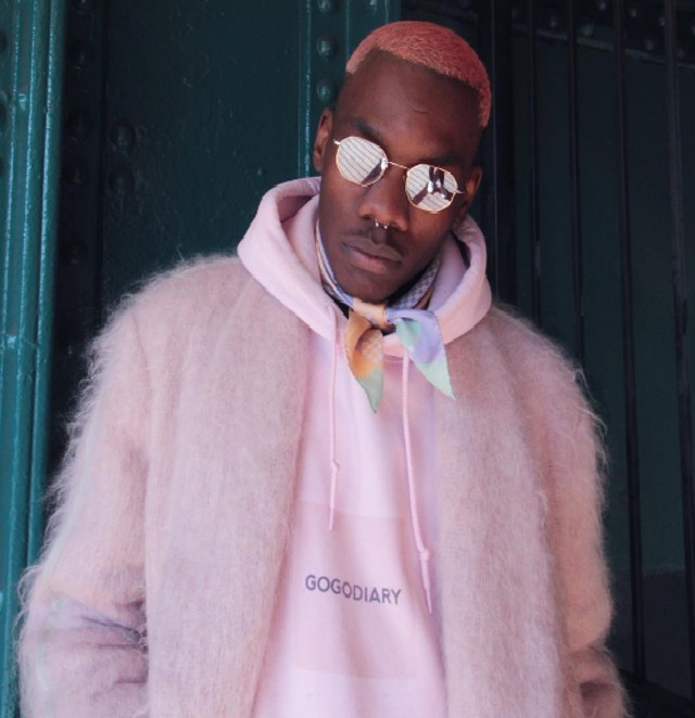 Ez a pasi minden nap visel rózsaszínt, és elképesztően vagány