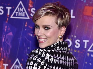 Scarlett Johansson egy rockistennő ebben a ruhában