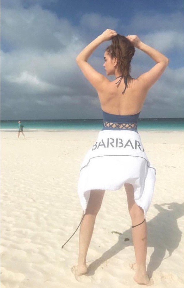 Palvin Barbi a tengerparton