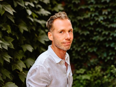 Leánykereskedelem áldozatainak állít emléket legújabb kötetében Huszti Gergely