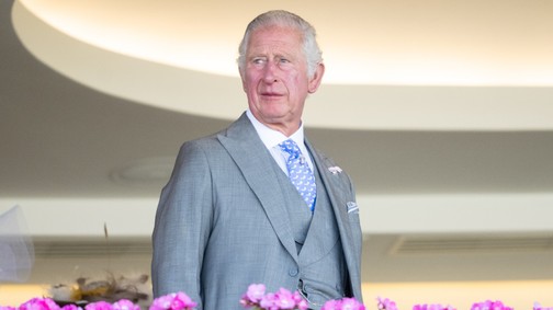 Kiderült, mennyi fizetést kap Károly király