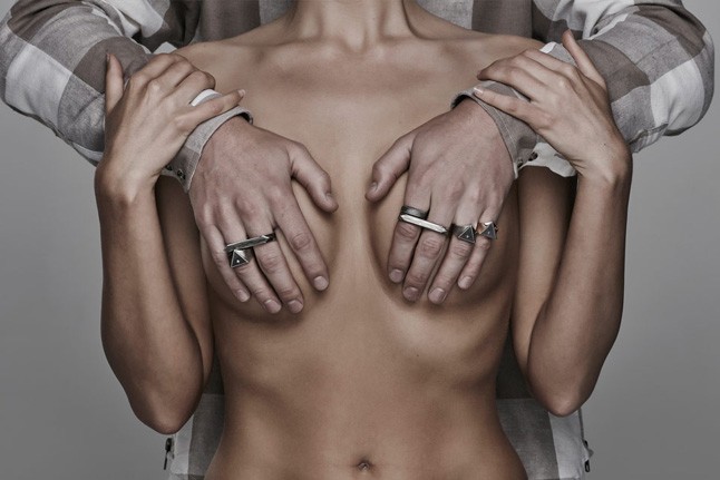 Meglátod a gyűrűjét és ledobod a textilt