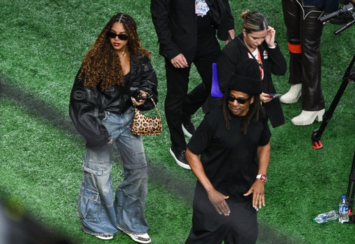 Taylor Swift aprócska rövidnadrágban szurkolt, Beyoncé lánya bőrdzsekiben pózolt - Íme, a 2025-ös Super Bowl legemlékezetesebb szettjei