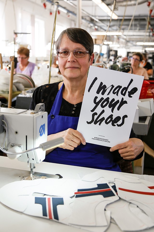 Sokszor elfelejtjük: Valódi emberek kétkezi munkával készítik a ruháinkat, cipőinket