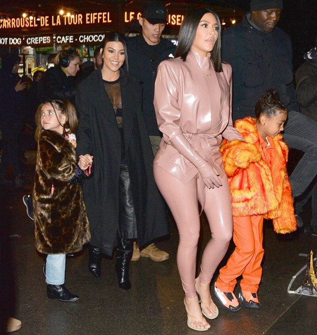 Kim és Kourtney Kardashian játszani viszi a gyerekeket