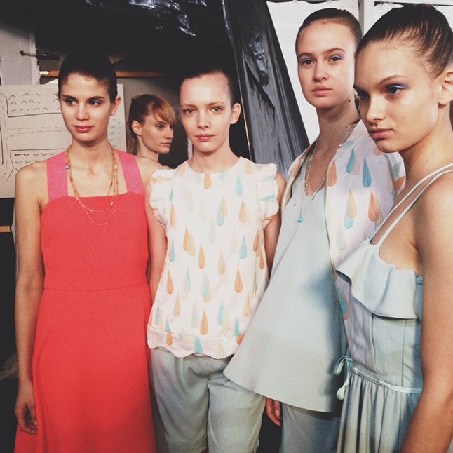 Srej Zsófi a Dori Tomcsányi modellek gyűrűjében.