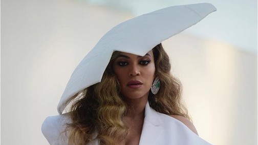 Beyoncé annyira szexi ebben a hófehér szerelésben