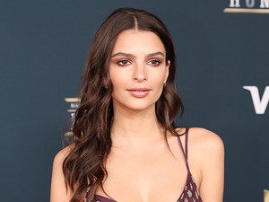 Felöltözve is álomszép Emily Ratajkowski