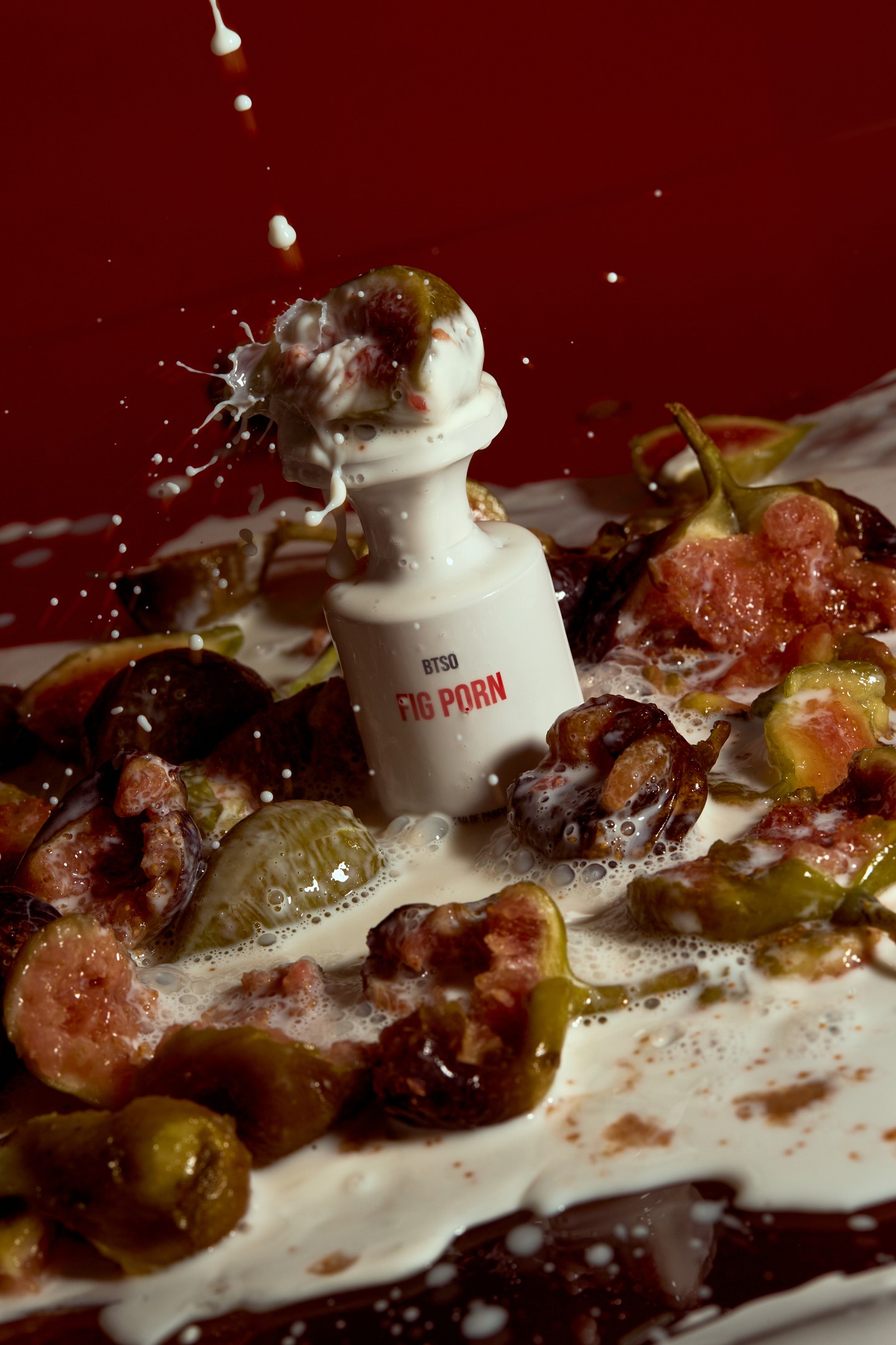 „Átölelni azt, akit szeretsz, hosszú időn át, gyengéden, őrülten, simogatni, amíg ki nem fárad, hevesen megragadni, mint aki fosztogat, aztán átkarolni, belé ásni, majd szenvedélyesen belélegezni, inni, később újra átölelni, átmenni rajta újra meg újra, amíg bele nem olvadsz, amíg el nem veszel benne, amíg meg nem halsz benne, a karjai között, nem ez tisztán és egyszerűen, a csodák csodája?" - Lydie Salvayre 