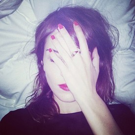 Így is működik. Alexa Chung inkább elrejtőzik közben.